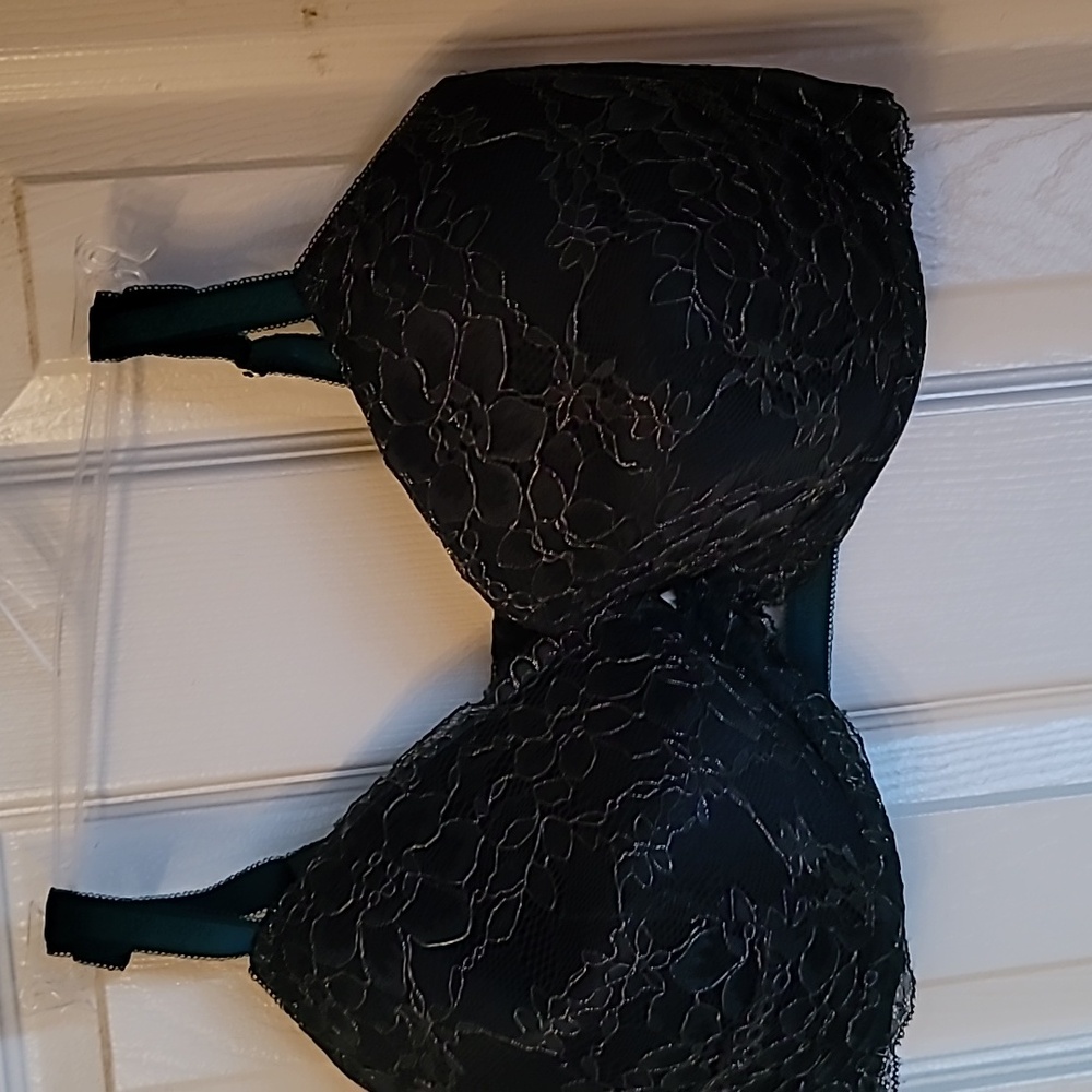 Elegant Black And Hunter Green Lace